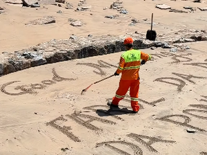 Gari viraliza ao fazer mensagens e desenhos na areia da Ponta Verde, em Maceió