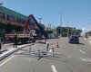 Veículo bate em poste e interdita avenida no Jaraguá; condutor é socorrido