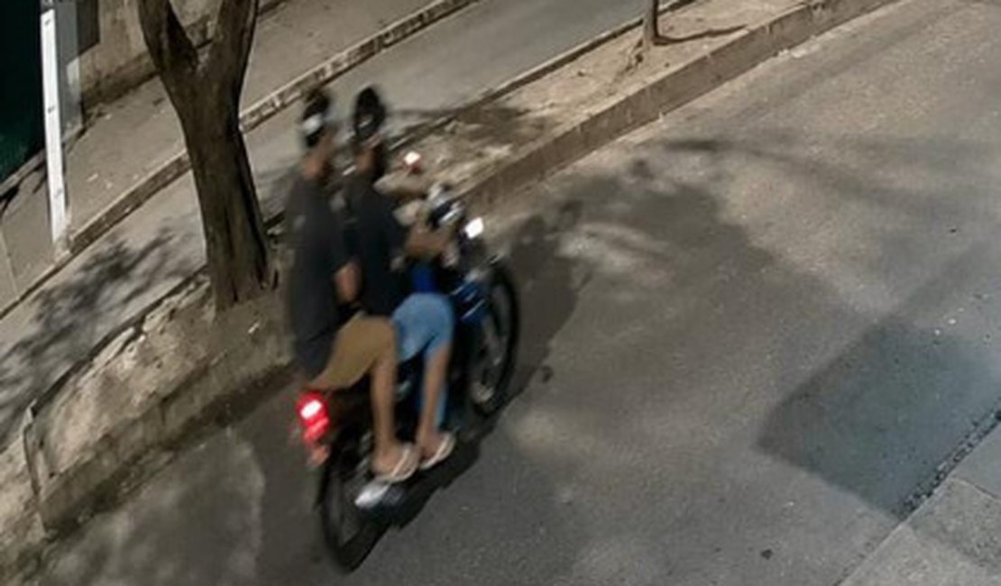 [Vídeo] Dupla em moto assalta adolescente na porta de casa no Jardim Petrópolis II