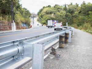 Prefeitura de Maceió instala novas defensas metálicas para absorver impactos no trânsito