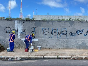 Vândalos picham muro em área recém revitalizada no bairro do Jacintinho