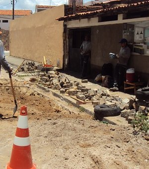 Casal implanta 98 metros de rede de esgoto no Poço, em Maceió