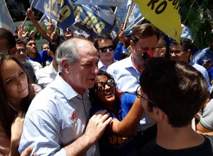 Ciro comenta alta do dólar e diz que taxa de câmbio está sendo 'manipulada'