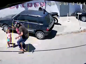 [Vídeo] Mulher é assaltada enquanto caminhava com criança no bairro Feitosa