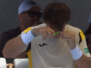 Tenista corta cabelo sozinho durante partida do ATP 250 de Auckland