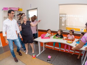 Prefeito JHC entrega creche para atender crianças do Residencial Maceió I, na Cidade Universitária