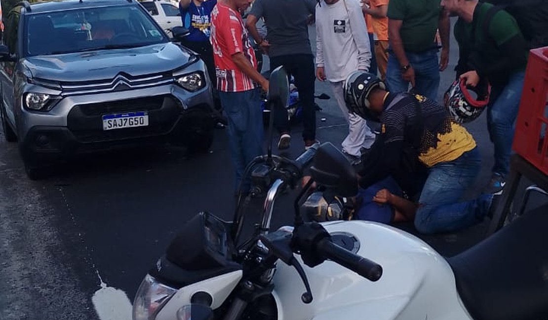 Colisão entre moto e carro deixa homem gravemente ferido em acidente no bairro do Feitosa