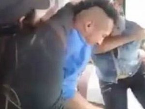 Homem tenta assaltar ônibus, mas encontra a mãe e apanha