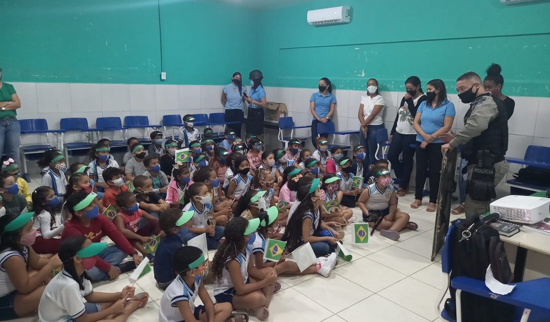 Policiais dão palestra em escola de Maragogi no Dia do Soldado