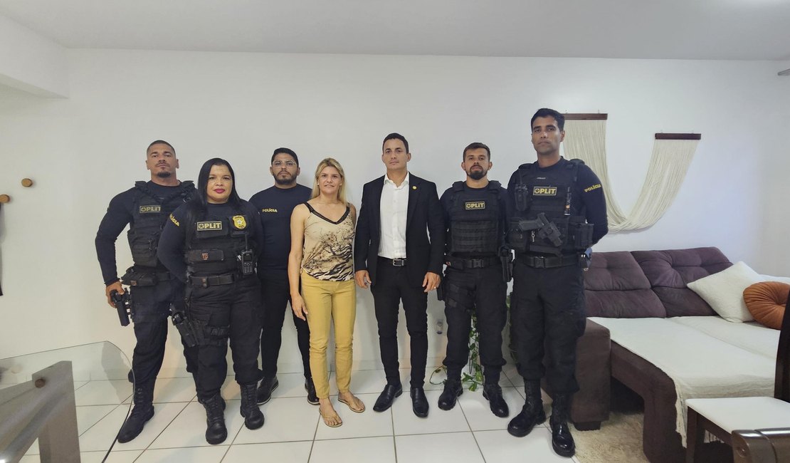 [Vídeo] Policial civil ferida em confronto recebe visita do delegado-geral da PCAL