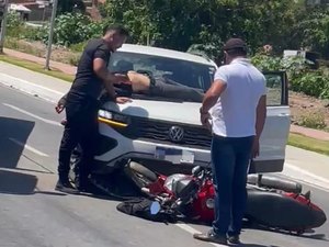 Motociclista é arremessada contra capô de carro em colisão em Arapiraca