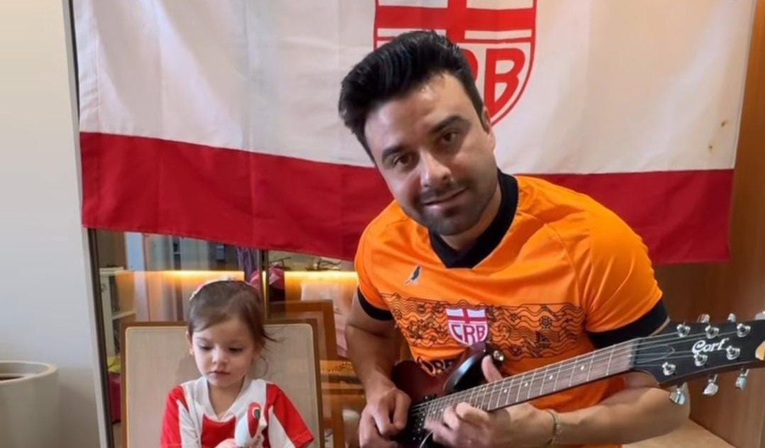 Ao lado da filha, goleiro do CRB comemora aniversário do clube com solo de guitarra