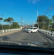 Carro é abandonado após colisão em ponte de Marechal Deodoro