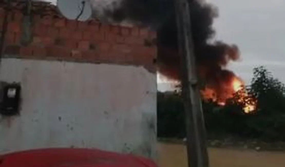 Moradores do Planalto II denunciam queima frequente de pneus em terreno baldio de Arapiraca