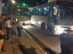 Vídeo: ônibus com universitários colide com outro ônibus no centro de Arapiraca