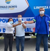 Prefeito de Paulo Jacinto entrega caminhão compactador ao município