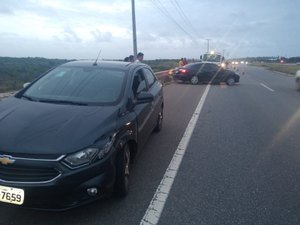 Carros sofrem colisão próximo a retorno da AL- 101 na Barra de São Miguel