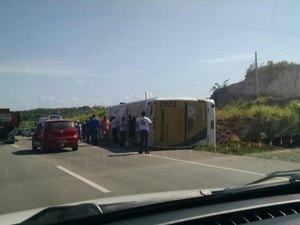 Em Sergipe, ônibus que saiu de Maceió tomba na BR-101