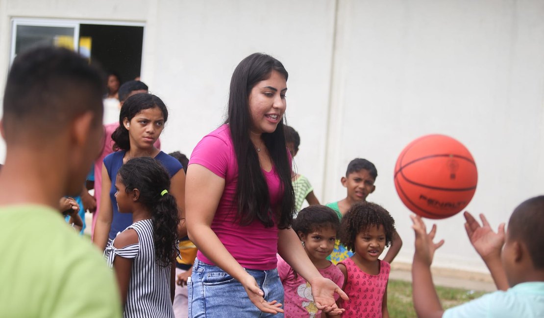 Gabi Gonçalves visita famílias atingidas pelas chuvas em Rio Largo