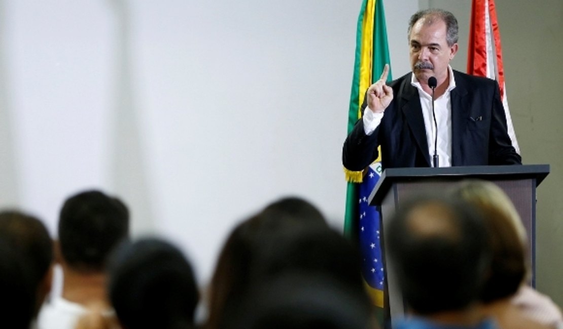 Mercadante anuncia investimentos para a educação