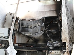 Moradora esquece fogão ligado e casa fica parcialmente destruída com incêndio
