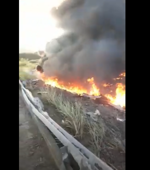 [Vídeo] Motorista de caminhão sobra na curva e carro fica em chamas
