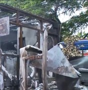 Food trucks são destruídos durante incêndio na antiga Amélia Rosa