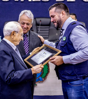 Leonardo Dias entrega título de cidadão honorário a Dom Henrique Soares da Costa