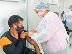 Vacinação contra a Covid-19 está sendo realizada no 3º Centro de Saúde no bairro Santa Edwiges em Arapiraca