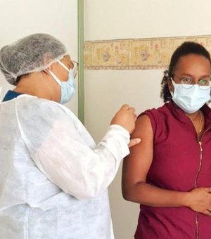 Profissionais de Saúde se emocionam ao tomar segunda dose da vacina contra Covid-19