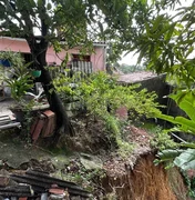 Chuva provoca deslizamento de terra e compromete estrutura de casa no São Jorge
