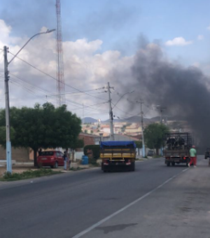 [Vídeo] Moradores de Canapi queimam pneus em rodovia em protesto contra a Casal