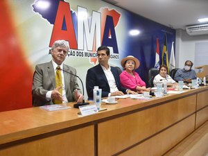 Governador Klever Loureiro mantém diálogo com prefeitos alagoanos em reunião na AMA