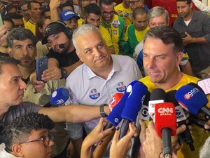 'Aqui, o nosso candidato é o JHC', afirma Flávio Bolsonaro ao chegar em Alagoas