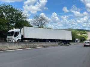 Carreta perde controle e colide com barreira de contenção na AL-220; via segue bloqueada