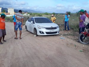 Veículo com placa de Maceió é encontrado sem as quatro rodas em Canapi