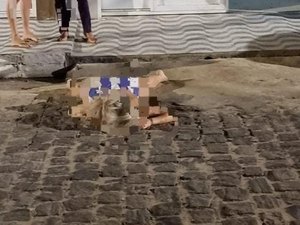 Homem mata mulher a facadas e foge, em Arapiraca