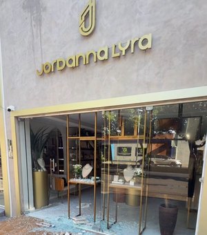 Criminoso invade loja de semijoias na Jatiúca e furta até as prateleiras, em Maceió