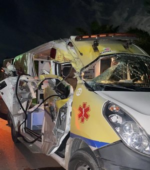 Caminhão colide com ambulância e deixa três feridos, em Japaratinga