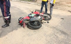 Mototaxista sofre escoriações leves após colisão com caçamba