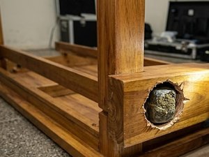 Homem é preso com cocaína e crack escondidos nos pés da mesa no bairro Jacintinho