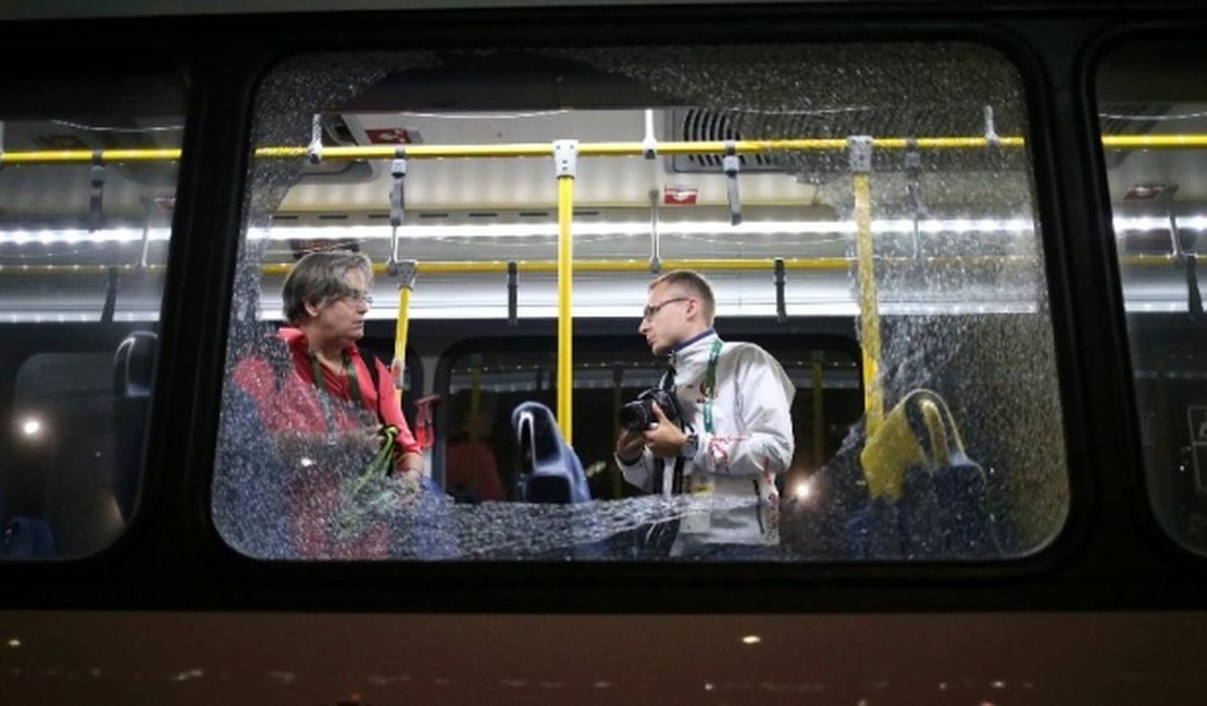 Ônibus com jornalistas é atingido a caminho do Parque Olímpico