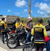 DMTT realiza ação educativa com motociclistas na Avenida Rota do Mar