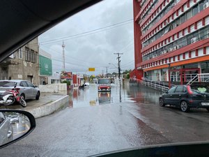 Caminhonete fica ilhada durante enchente na Rua Miguel Palmeira, em Maceió
