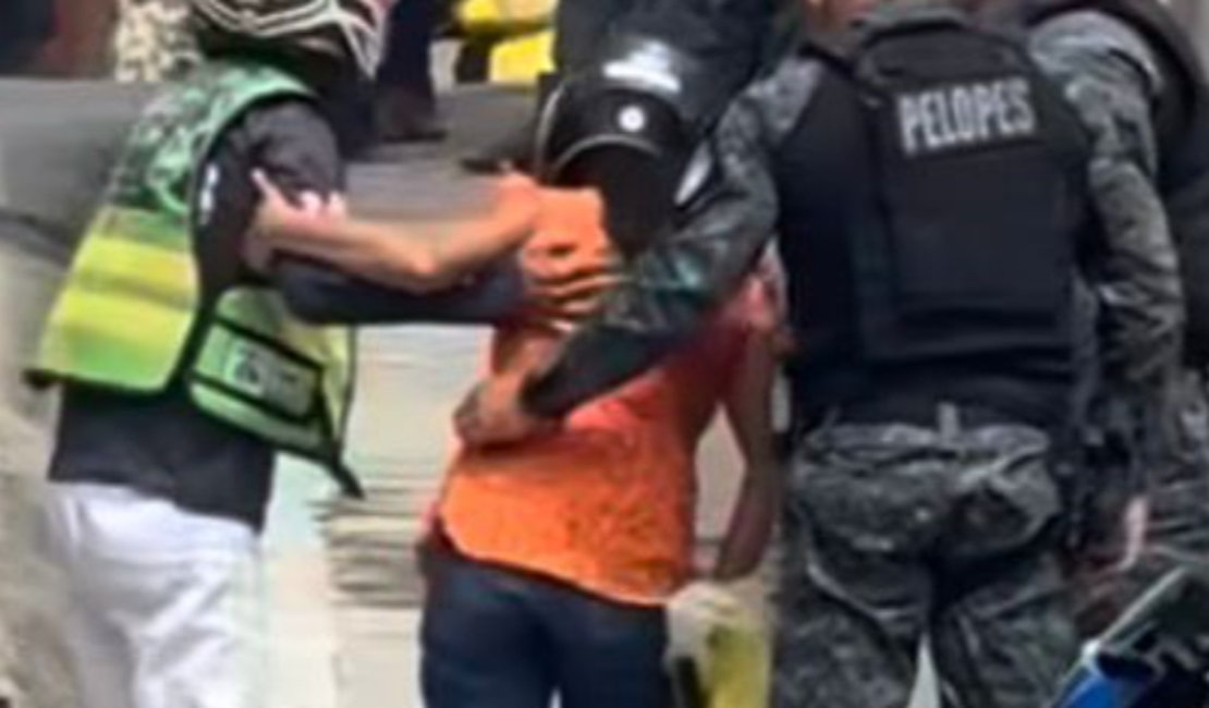 Passageira de mototáxi fica ferida após moto derrapar em brita no Centro de Arapiraca