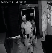 Câmera flagra homem cometendo furto em loja de celulares no bairro Planalto, em Arapiraca