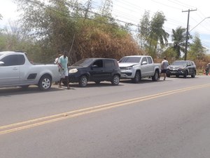 Engavetamento deixa trânsito lento entre Maceió e Paripueira