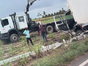 Caminhão frigorífico tomba na entrada de Pindorama e derruba poste de energia