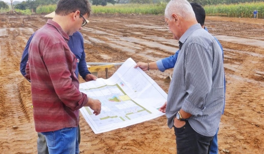 Secretário de Educação realiza visita técnica a obras de construção de creches