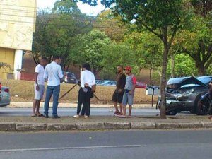 Zagueiro do Atlético-MG bate o carro indo para o treinamento
